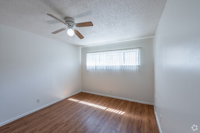 2BR, 1BA - 950SF - Primary Bedroom