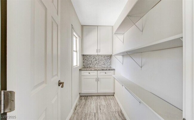 Photo - 1932 Hassett Ave