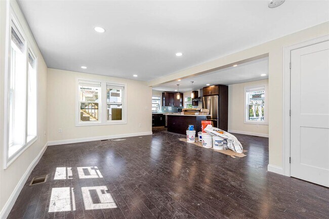 Building Photo - 70 Stanley Ave Unit 1