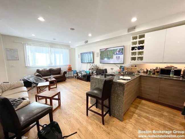 Photo - 275 Dorchester St Unit 1