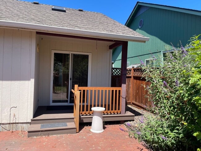 Photo - Charming Three Bedroom Pet Friendly Home in Lebanon Or!