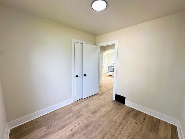 124 S Lake St Unidad Lower Front
