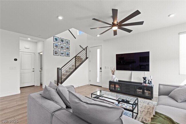 Photo - 692 Echelon St
