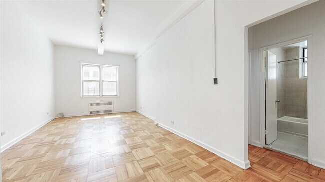 Photo - 67-30 Clyde St Unidad 1D