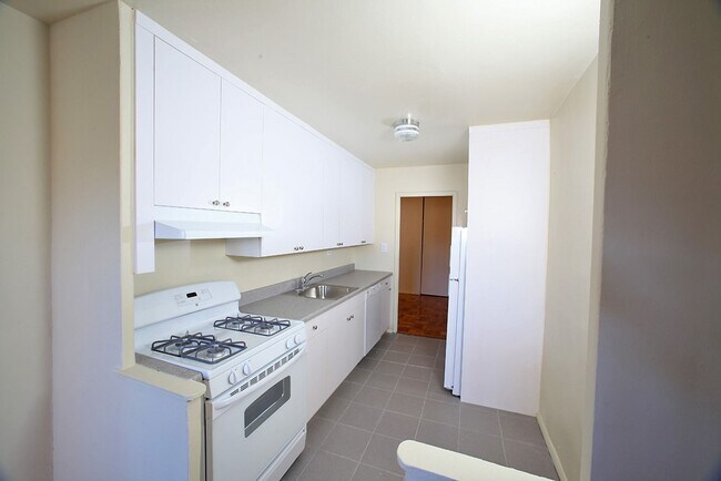 3205 Emmons Ave Unit 4J