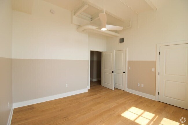 Building Photo - 30 W Broad St Rental
