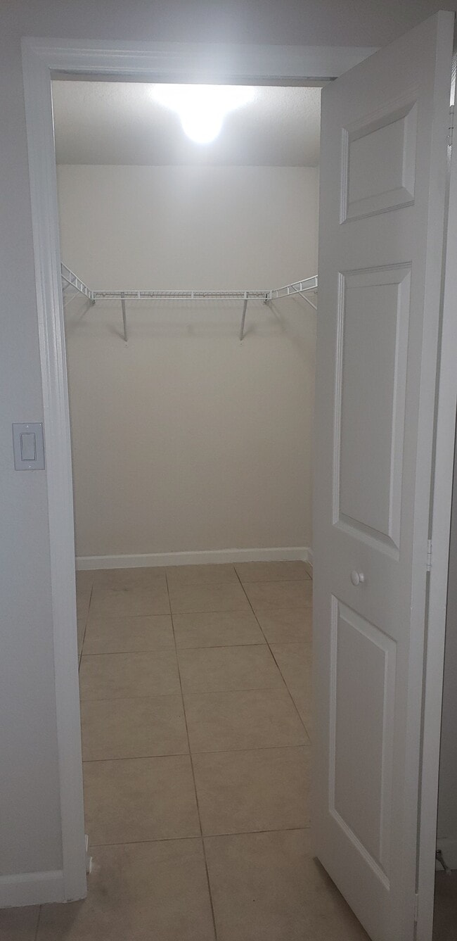 2/2 WALK-IN CLOSET