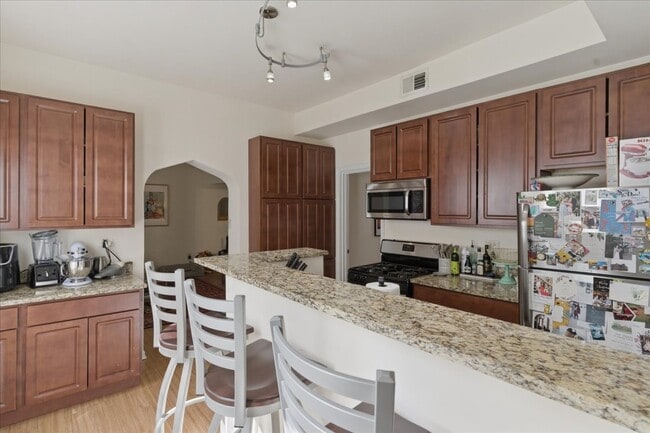 Building Photo - 3144 N Southport Ave Unit CH2