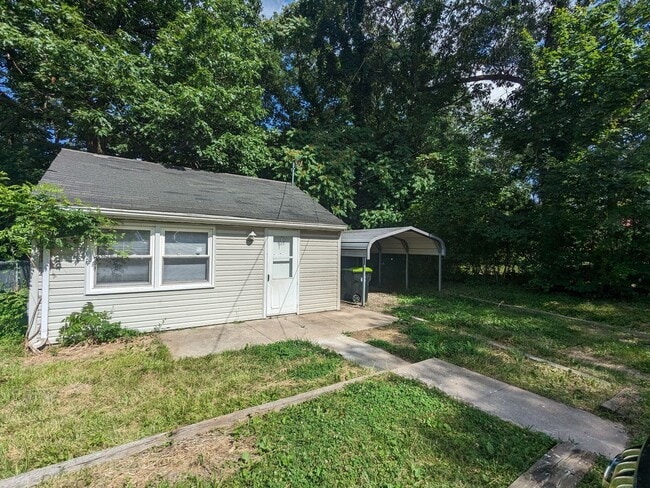Newly Updated & Available NOW!! 2 Bedroom... - Newly Updated & Available NOW!!  2 Bedroom... House