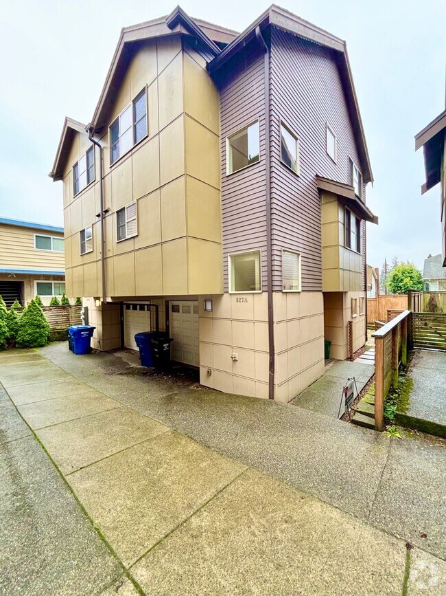 Building Photo - Spacious Tri-Level Townhome in Greenwood