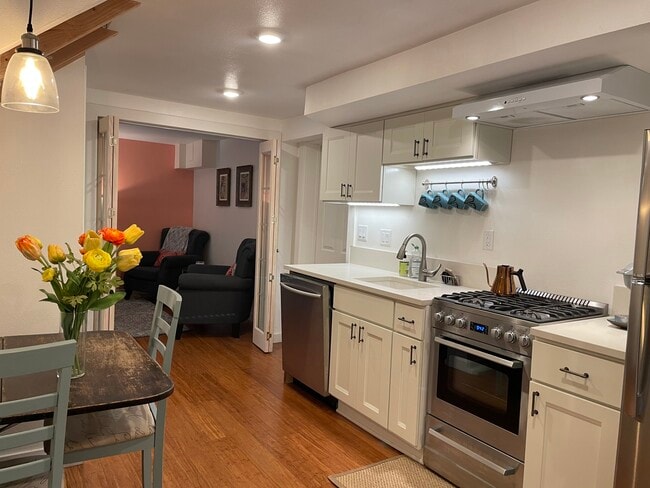 Building Photo - 2411 SE Main St Unit Hawthorne Apt