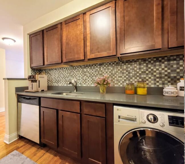 Photo - 555 W Arlington Pl