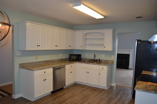 Photo - 638 Devon Rd