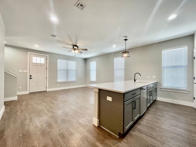 Photo - 918 N LBJ Dr