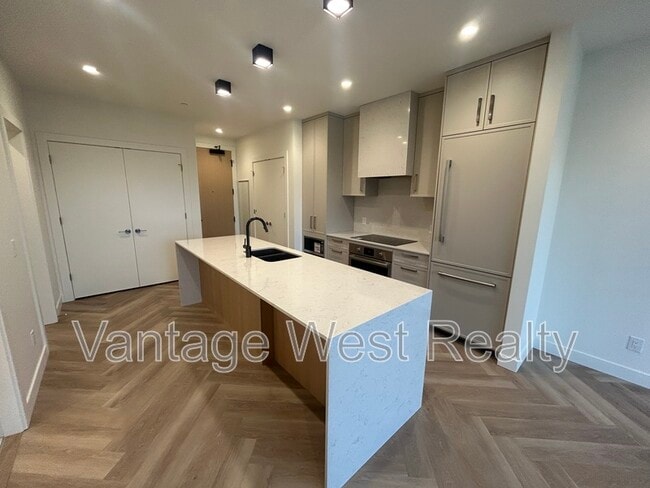 Building Photo - 3340-3340 Lakeshore Rd