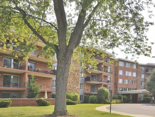 Building Photo - 18 E Old Willow Rd Unit 425N