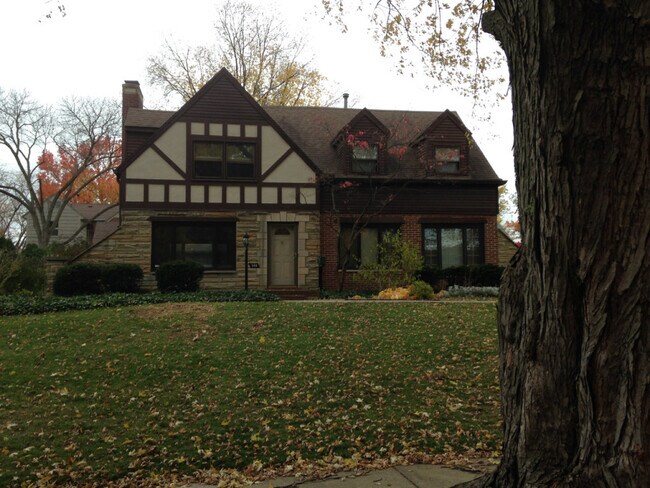 Main Photo - 549 Woodview Dr