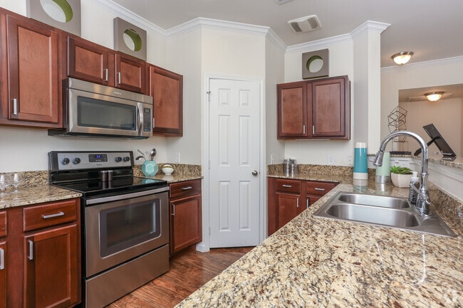 2BR, 2BA - 1170SF
