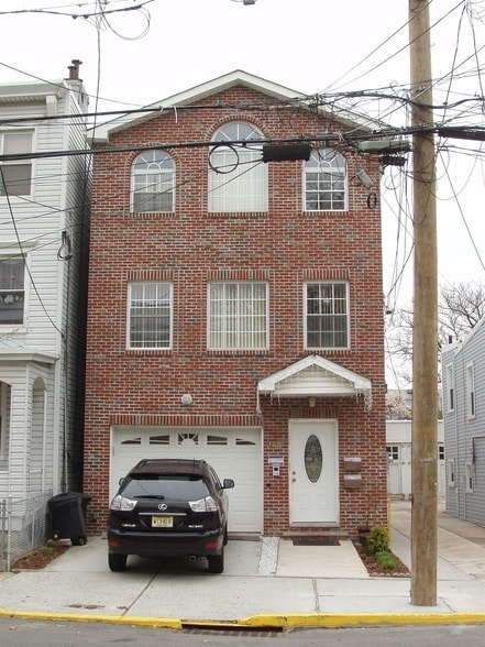 Building Photo - 183 Hutton St