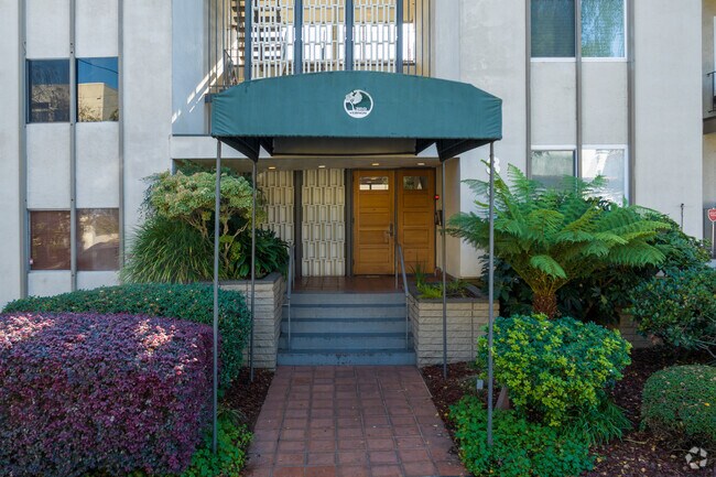 Entrance - 360 Vernon St