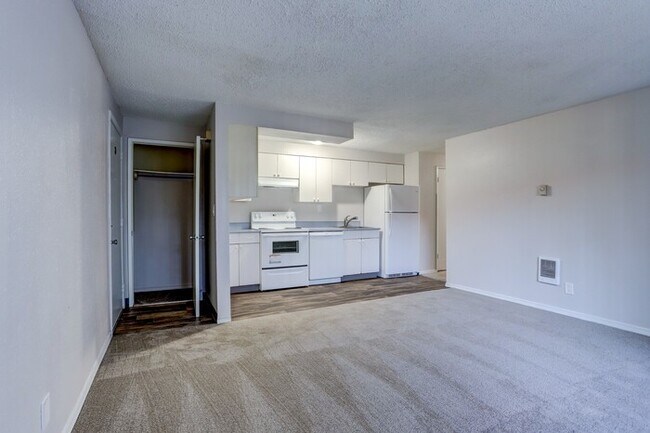 Building Photo - Spacious 2 Bed, 1.5 Bath. WATER, SEWER GAR... Rental