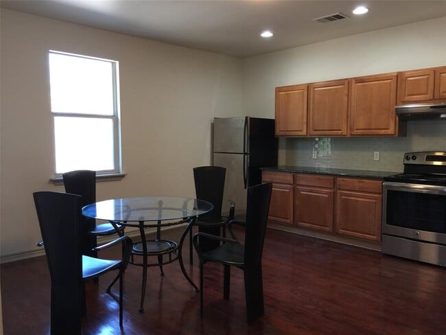 Photo - 615 W N Loop Blvd