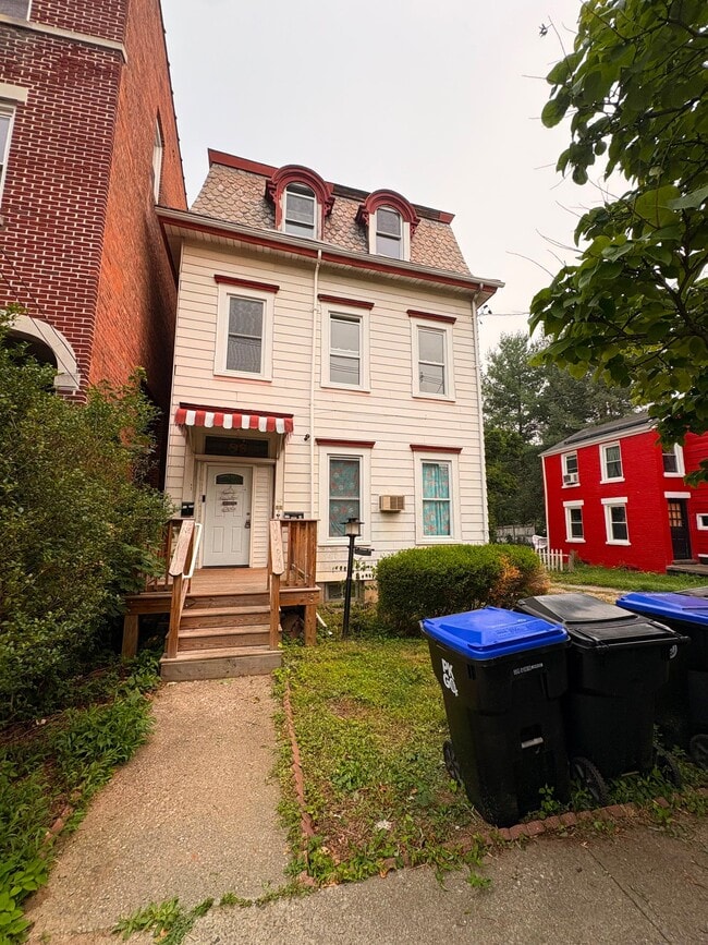 Building Photo - 86 S Hamilton St Unit 3