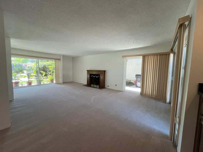 Photo - Westlake Village 4+2.5 w/pool, spa, green belt + lake access!