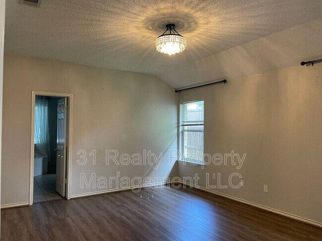 Photo - 1304 Rosewood Ln