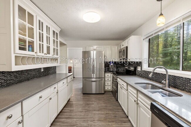 Photo - 652 Bantry Ln