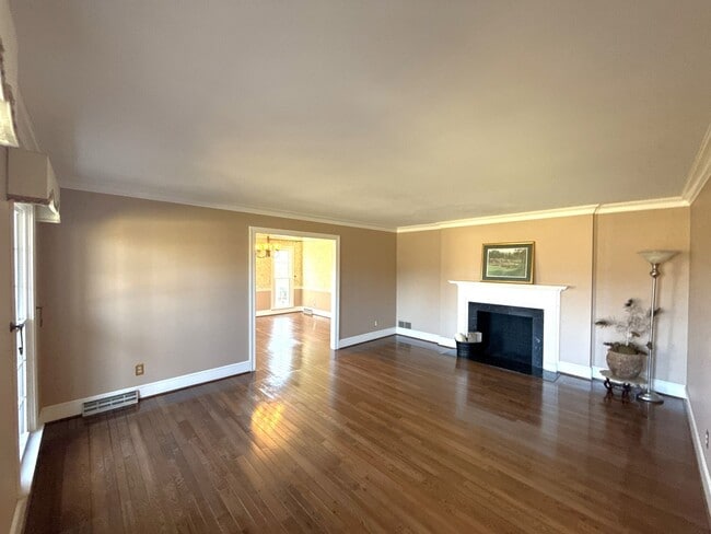 Photo - Beautiful 5 Bedroom 3 Bathroom House on Country Club Golf Course!