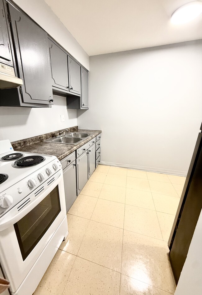 Photo - 2971 Four Towers Dr Unit 4