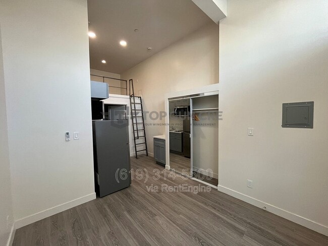 Building Photo - 136 W San Ysidro Blvd Unit 3
