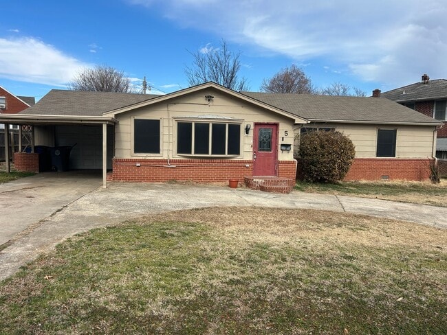 Building Photo - 5 Bedrooms Near Downtown!