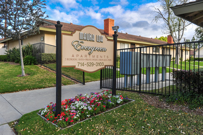 Main Entrance - Mauna Loa Evergreen Apartments L.L.C