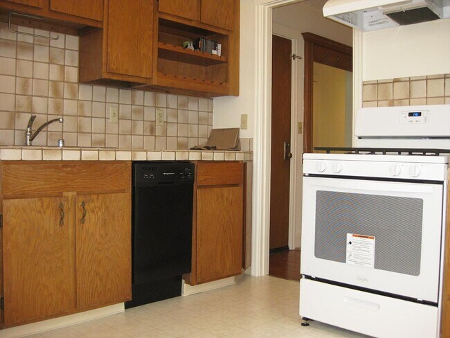 Kitchen entrance - Alta Pine Apartments Unit 1