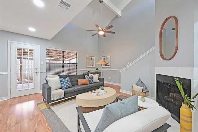 Building Photo - 512 Eberhart Ln Unit 303