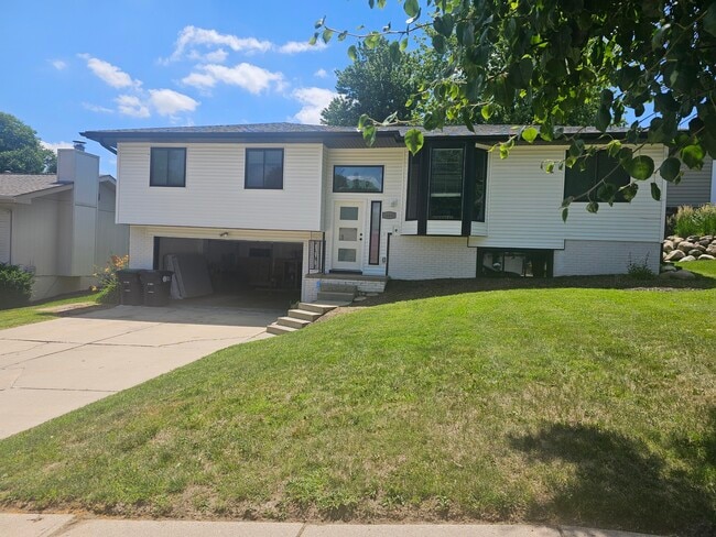 Building Photo - 14465 Krug Cir
