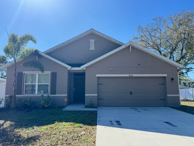 Photo - STUNNING 4 Bedroom, 2 Bathroom Home in PORT MALABAR with WASHER and DRYER INCLUDED!!!