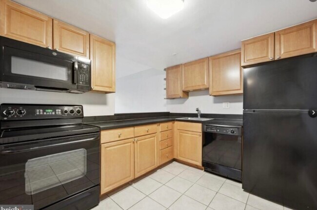 Large eat in kitchen - 2001 Hamilton St Unit 319