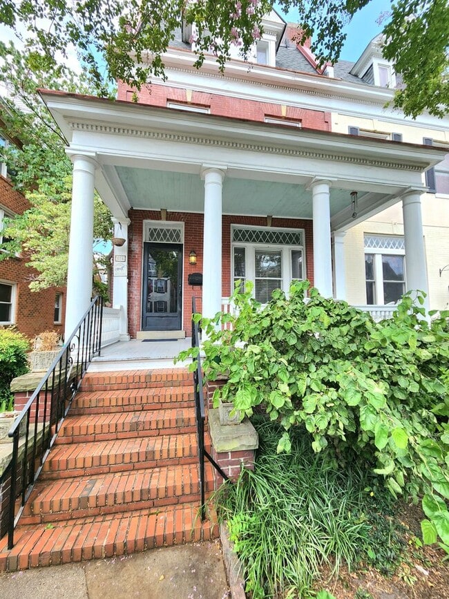 Building Photo - Elegant, spacious, modern Victorian in the... Rental