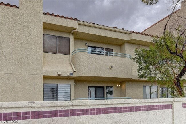 Photo - 820 N Sloan Ln Unit 203
