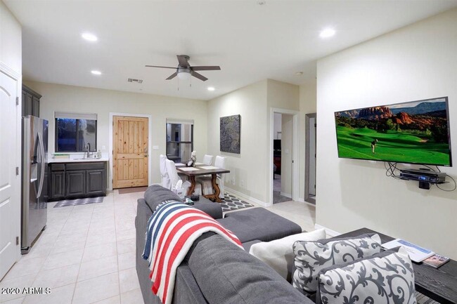 Building Photo - 6601 E Paradise Dr Rental