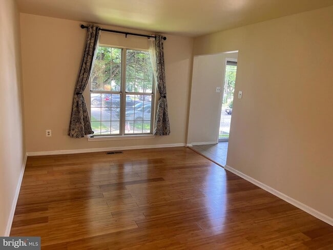 Photo - 13 Dinsdale Ct