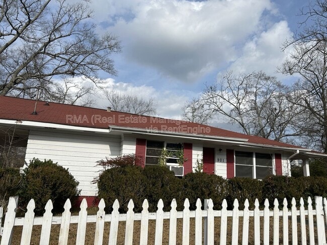 Building Photo - 901 Ray St