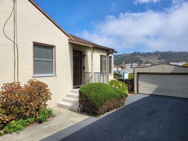 Building Photo - Rear Single Story Unit Duplex in Richmond... Rental