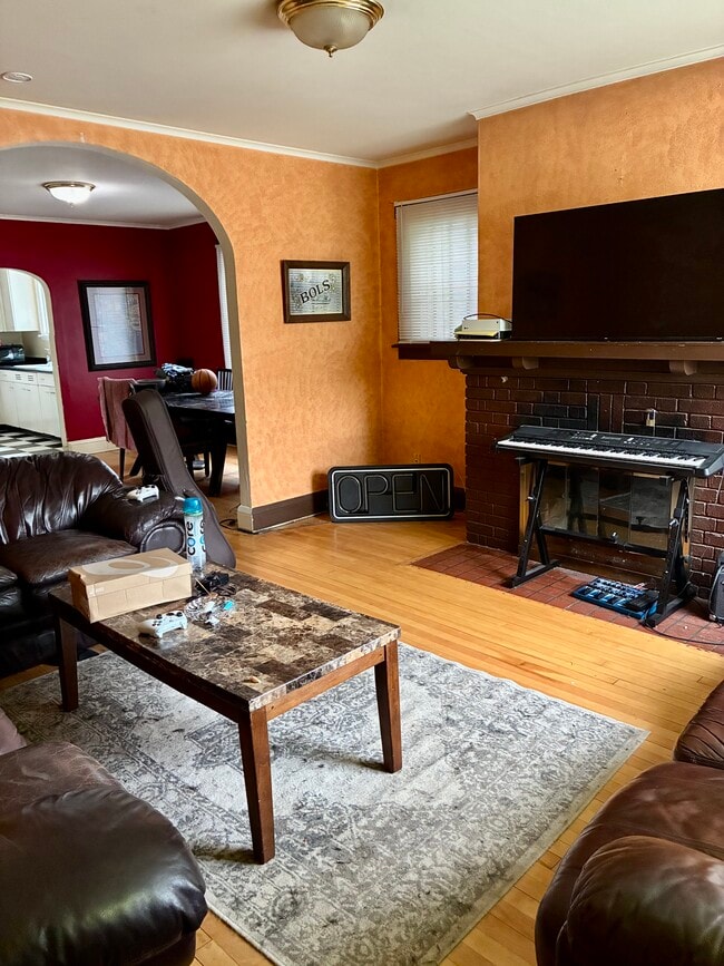 Photo - 470 W Grand Ave