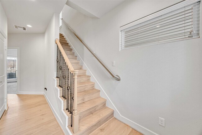 Photo - 108 Knightsbridge Park Ln