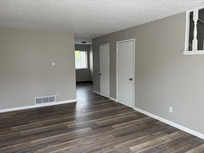 Gran sala de estar - 7320 Fall Creek Ln