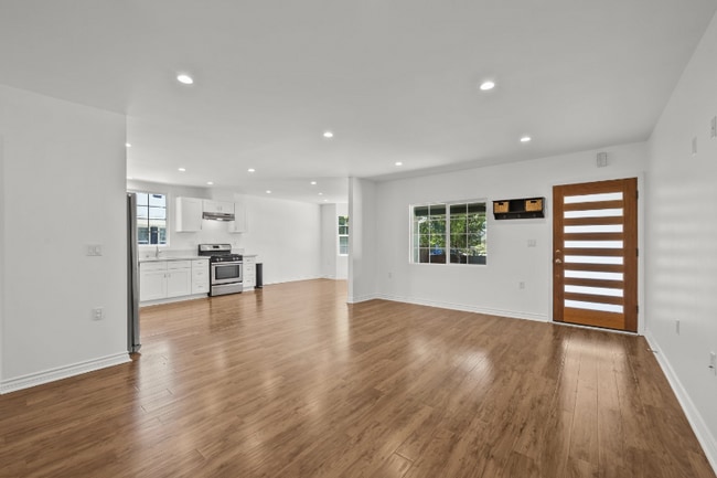 Photo - 6712 Cedros Ave